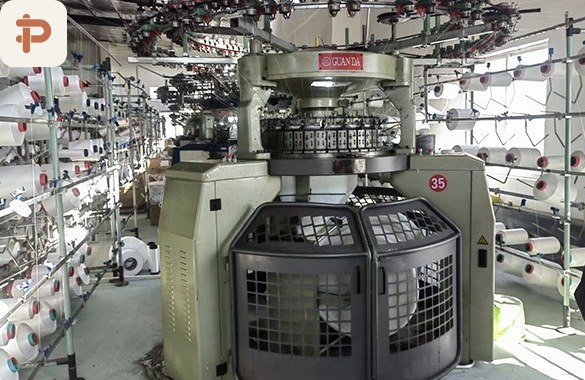 Circular knitting machine with yarn creel